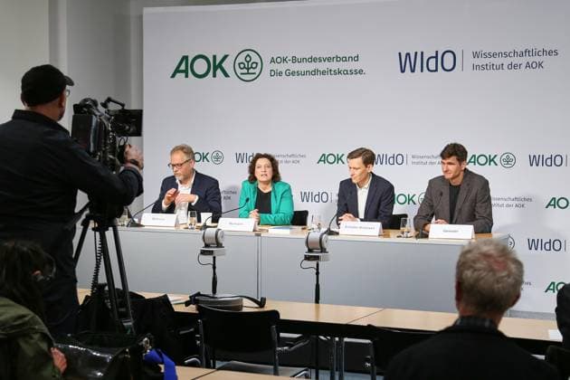 Berlin, Deutschland, 06.05.2026: Haus der Bundespressekonferenz: Pressekonferenz: AOK-BV und WIdO Krankenhaus-Report 2026 - Erste Zwischenbilanz zur Krankenhausreform: L-R: Kai Behrens, Carola Reimann, David Scheller-Kreinsen, Alexander Geissler Copyright: xdtsxNachrichtenagenturx dts_117952