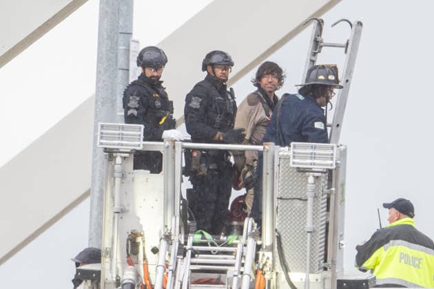 May 6, 2026, Washington, District Of Columbia, USA: Metropolitan Police Department officers stage beneath the Frederick Douglass Memorial Bridge as they await protester GUIDO REICHSTADTER to come down after occupying the bridge for several days. Washington USA - ZUMAk206 20260506_znp_k206_013 Copyright: xMattxKaminskyx