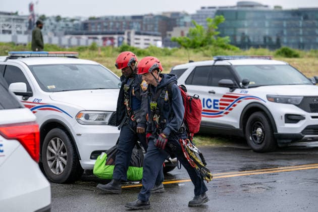 May 6, 2026, Washington, District Of Columbia, USA: DC Fire technical rescue team prepares to assist GUIDO REICHSTADTER down from the Frederick Douglass Memorial Bridge as part of the rescue operation. Washington USA - ZUMAk206 20260506_znp_k206_004 Copyright: xMattxKaminskyx