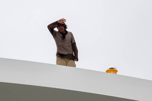 May 6, 2026, Washington, District Of Columbia, USA: GUIDO REICHSTADTER, after nearly 93 hours atop the Frederick Douglass Memorial Bridge, was assisted down by police and taken into custody. Washington USA - ZUMAk206 20260506_znp_k206_003 Copyright: xMattxKaminskyx