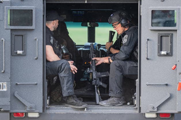 May 6, 2026, Washington, District Of Columbia, USA: Metropolitan Police Department emergency response officers prepare inside an armored vehicle near the Frederick Douglass Memorial Bridge as authorities respond to protester GUIDO REICHSTADTER occupying the bridge for several days. Washington USA  - ZUMAk206 20260506_znp_k206_006 Copyright: xMattxKaminskyx