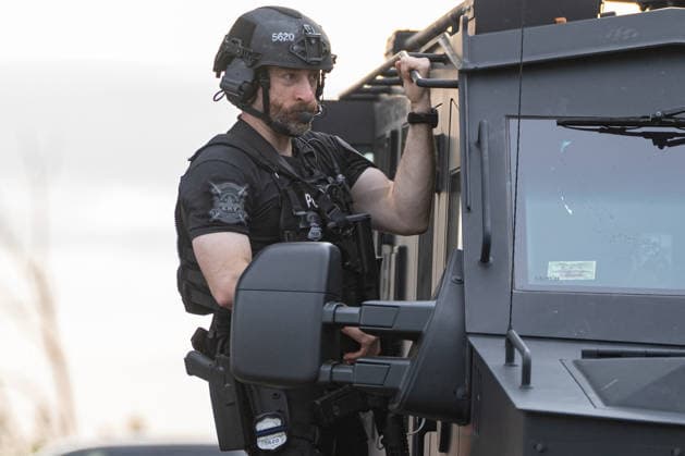 May 6, 2026, Washington, District Of Columbia, USA: A Metropolitan Police Department emergency response officer arrives near the Frederick Douglass Memorial Bridge as authorities respond to protester GUIDO REICHSTADTER occupying the bridge for several days. Washington USA  - ZUMAk206 20260506_znp_k206_008 Copyright: xMattxKaminskyx