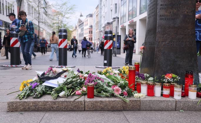 Leipzig, 06.05.2026, Innenstadt Grimmaische Straße , Zwei Tage nach der Amokfahrt eines Attentäters in Leipzigs City. Leipzig trauert. Am Anfang der Grimmaischen Straße unweit der Stelle an der das erste Opfer ums Leben kam, gedenken die Leipziger der Opfer des Attentates und legen Blumen nieder. ,