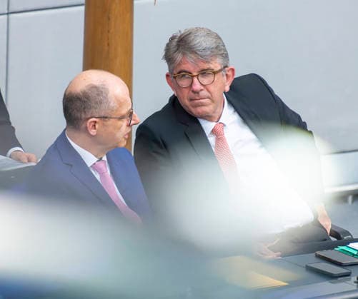 Wolfram Weimer - Fragestunde im Bundestag EUR, Deutschland, Berlin, 06.05.2026: Wolfram Weimer (CDU), Staatsminister für Kultur und Medien im Gespäch. Fragestunde im Bundestag. Getrennt nach Ressorts beantworten Vertreter der Bundesregierung 45 Minuten lang Fragen die von den Abgeordneten vorab schriftlich eingereicht worden waren.
