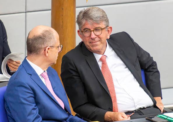 Wolfram Weimer - Fragestunde im Bundestag EUR, Deutschland, Berlin, 06.05.2026: Wolfram Weimer (CDU), Staatsminister für Kultur und Medien im Gespäch. Fragestunde im Bundestag. Getrennt nach Ressorts beantworten Vertreter der Bundesregierung 45 Minuten lang Fragen die von den Abgeordneten vorab schriftlich eingereicht worden waren.