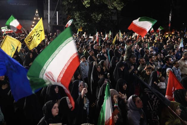 May 6, 2026, Tehran, Iran: Pro-government supporters gather on Shahid Keshvardoost Street in downtown Tehran, Iran, during a state-organised rally, amid a ceasefire in the conflict involving Iran, the United States, and Israel. The United Kingdom, France, Germany, and Saudi Arabia called for de-escalation in the Middle East following reported attacks on May 4 on the United Arab Emirates. Iran s chief negotiator in talks with the United States warned on May 5 that his country has not even started in its standoff over the Strait of Hormuz. The United States and Pakistan, a key mediator in the Middle East war, expressed new hope of talks leading to a peace deal with Iran on May 6, after President Donald Trump halted a plan to guide ships t - ZUMAi98_ 20260506_zih_i98_026 Copyright: xIranianxSupremexLeader SxOfficex
