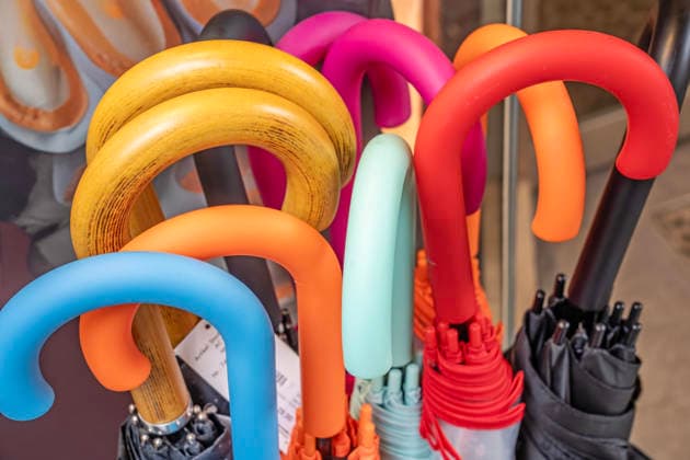 Bunte Regenschirme für Starkregen und Wolkenbruch, Angebot in einer Parfümerie Nähe Marienplatz, München, 6. Mai 2026 Deutschland, München, 6. Mai 2026, bunte Regenschirme für Starkregen und Wolkenbruch, Angebot in einer Parfümerie Nähe Marienplatz, Stockschirme in allen Farben, Marke derby, Preis 29 Euro, Wetter, Unwetter, Frühling, Bayern