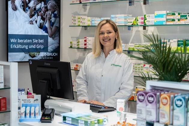 Enisa Vejo führt die Geissbruch-Apotheke in Kamp-Lintfort ** NUR FÜR REDAKTIONELLE ZWECKE ** EDITORIAL USE ONLY **<p>06.05.2026 Enisa Vejo führt die Geissbruch-Apotheke in Kamp-Lintfort Deutschland NRW Kamp-Lintfort Copyright: RainerxHoheisel