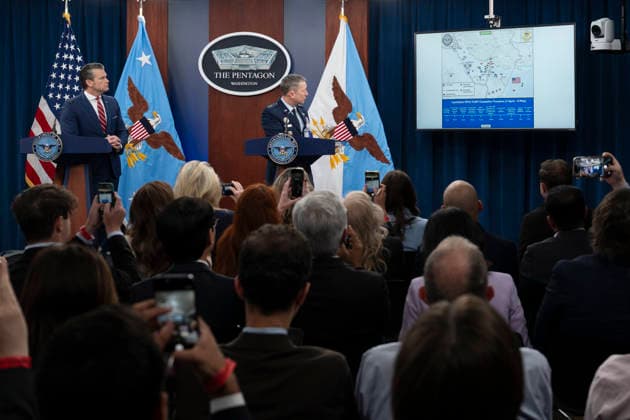 May 6, 2026, Washington, Dc, United States of America: U.S. Secretary of Defense Pete Hegseth, left, looks on as Chairman of the Joint Chiefs Gen. Dan Caine, right, responds to a question during a press briefing to discuss the ceasefire and situation with Iran in Operation Epic Fury at the Pentagon, May 5, 2026, in Washington, D.C. Washington United States of America - ZUMAp138 20260506_zaa_p138_009 Copyright: xSsgt.xMadelynxKeech Dodx