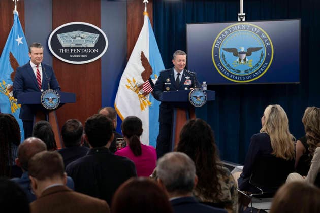 May 6, 2026, Washington, Dc, United States of America: U.S. Secretary of Defense Pete Hegseth, left, looks on as Chairman of the Joint Chiefs Gen. Dan Caine, right, responds to a question during a press briefing to discuss the ceasefire and situation with Iran in Operation Epic Fury at the Pentagon, May 5, 2026, in Washington, D.C. Washington United States of America - ZUMAp138 20260506_zaa_p138_010 Copyright: xSsgt.xMadelynxKeech Dodx