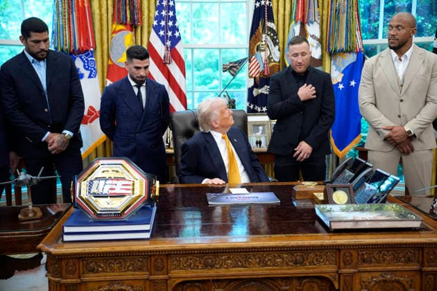 Donald Trump with UFC fighters - Washington US President Donald Trump with UFC fighters in the Oval Office at the White House in Washington on May 6, 2026. Photo by Yuri Gripas ABACAPRESS.COM Washington DC United States  Copyright: xPool ABACAx