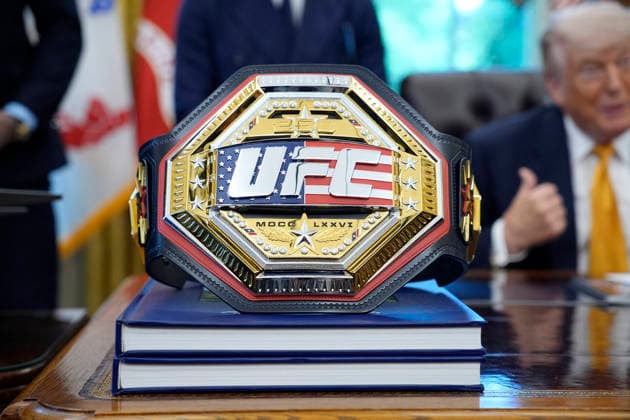 Donald Trump with UFC fighters - Washington US President Donald Trump meets with UFC fighters in the Oval Office at the White House in Washington on May 6, 2026. Photo by Yuri Gripas ABACAPRESS.COM Washington DC United States  Copyright: xPool ABACAx