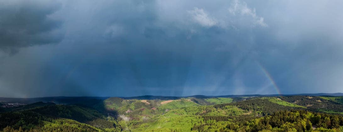 06.05.2026, GER, Aktuelles Wetter, Gewitterfront zieht über den Thüringer Wald Eine Gewitterfront mit einigen Blitzen Blitz sowie kurzen starken Regen Niederschlag und gut sichtbaren Wolkenstrukturen zieht über den Thüringer Wald. Im Nachgang dann ein Spiel aus Wolken Regen Sonnen erzeugten tollen Strukturen am Himmel sowie einen Regenbogen. 99842 Ruhla Rennsteig Glasbach Thüringer Wald Inselsberg Thüringen Deutschland