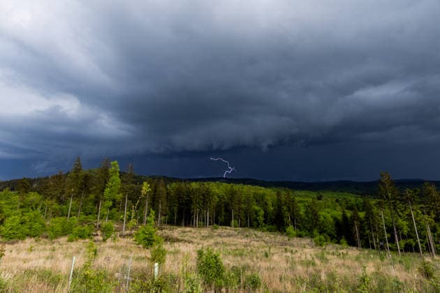 06.05.2026, GER, Aktuelles Wetter, Gewitterfront zieht über den Thüringer Wald Eine Gewitterfront mit einigen Blitzen Blitz sowie kurzen starken Regen Niederschlag und gut sichtbaren Wolkenstrukturen zieht über den Thüringer Wald. Im Nachgang dann ein Spiel aus Wolken Regen Sonnen erzeugten tollen Strukturen am Himmel sowie einen Regenbogen. 99842 Ruhla Rennsteig Glasbach Thüringer Wald Inselsberg Thüringen Deutschland