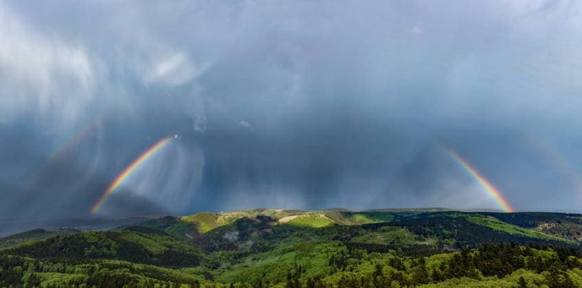 06.05.2026, GER, Aktuelles Wetter, Gewitterfront zieht über den Thüringer Wald Eine Gewitterfront mit einigen Blitzen Blitz sowie kurzen starken Regen Niederschlag und gut sichtbaren Wolkenstrukturen zieht über den Thüringer Wald. Im Nachgang dann ein Spiel aus Wolken Regen Sonnen erzeugten tollen Strukturen am Himmel sowie einen Regenbogen. 99842 Ruhla Rennsteig Glasbach Thüringer Wald Inselsberg Thüringen Deutschland