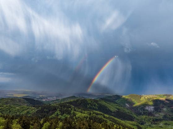 06.05.2026, GER, Aktuelles Wetter, Gewitterfront zieht über den Thüringer Wald Eine Gewitterfront mit einigen Blitzen Blitz sowie kurzen starken Regen Niederschlag und gut sichtbaren Wolkenstrukturen zieht über den Thüringer Wald. Im Nachgang dann ein Spiel aus Wolken Regen Sonnen erzeugten tollen Strukturen am Himmel sowie einen Regenbogen. 99842 Ruhla Rennsteig Glasbach Thüringer Wald Inselsberg Thüringen Deutschland