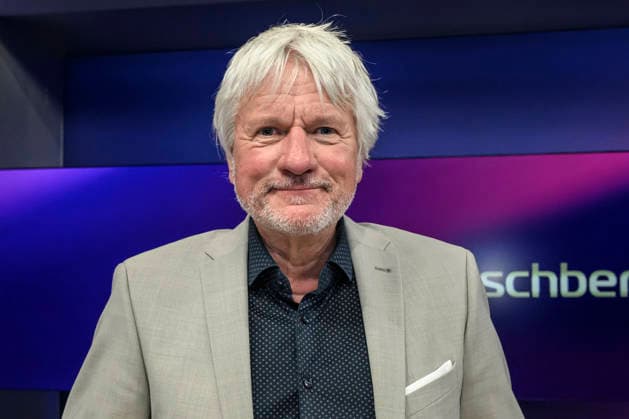 v.l.: Jürgen Becker (Kabarettist), GER, Berlin, Studio, zu Gast bei Maischberger, politische Talkshow, TV, Format, mit Moderatorin Sandra Maischberger, Das Erste, aus Adlershof Am Studio 20, 06. Mai 2026, Copyright: HMBxMedia UwexKoch