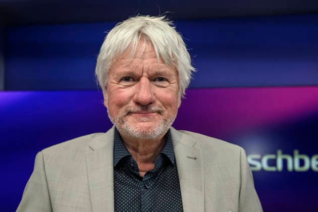 v.l.: Jürgen Becker (Kabarettist), GER, Berlin, Studio, zu Gast bei Maischberger, politische Talkshow, TV, Format, mit Moderatorin Sandra Maischberger, Das Erste, aus Adlershof Am Studio 20, 06. Mai 2026, Copyright: HMBxMedia UwexKoch
