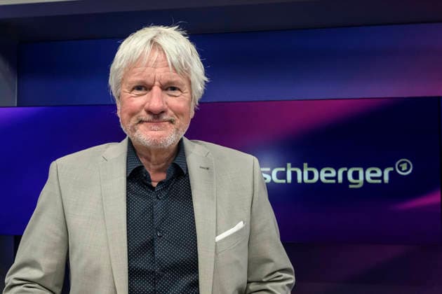 v.l.: Jürgen Becker (Kabarettist), GER, Berlin, Studio, zu Gast bei Maischberger, politische Talkshow, TV, Format, mit Moderatorin Sandra Maischberger, Das Erste, aus Adlershof Am Studio 20, 06. Mai 2026, Copyright: HMBxMedia UwexKoch