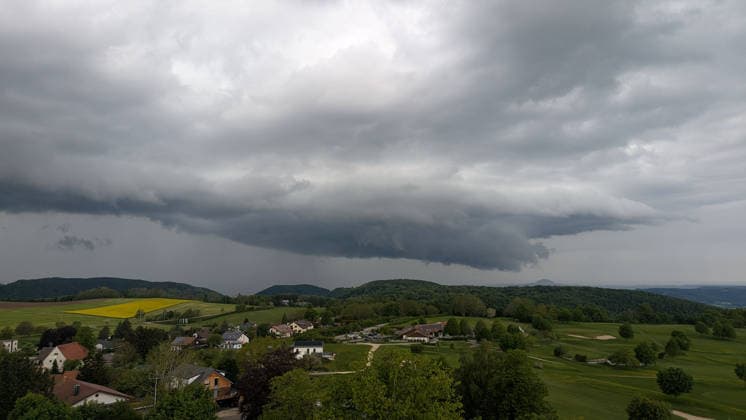 Gewitter, Dunkle Gewitterwolken ziehen über Göppingen auf und tauchen den Himmel in eine dramatische, bedrohliche Stimmung. Göppingen Baden-Württemberg Deutschland Göppingen