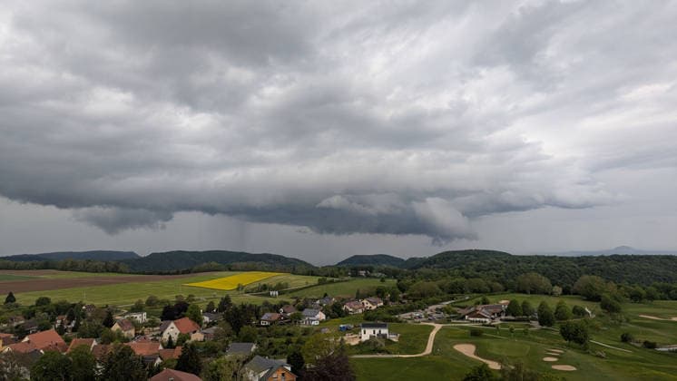 Gewitter, Dunkle Gewitterwolken ziehen über Göppingen auf und tauchen den Himmel in eine dramatische, bedrohliche Stimmung. Göppingen Baden-Württemberg Deutschland Göppingen