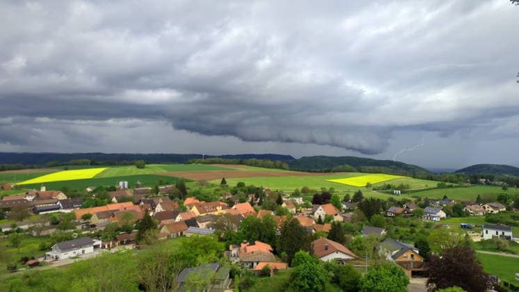 Gewitter, Dunkle Gewitterwolken ziehen über Göppingen auf und tauchen den Himmel in eine dramatische, bedrohliche Stimmung. Göppingen Baden-Württemberg Deutschland Göppingen