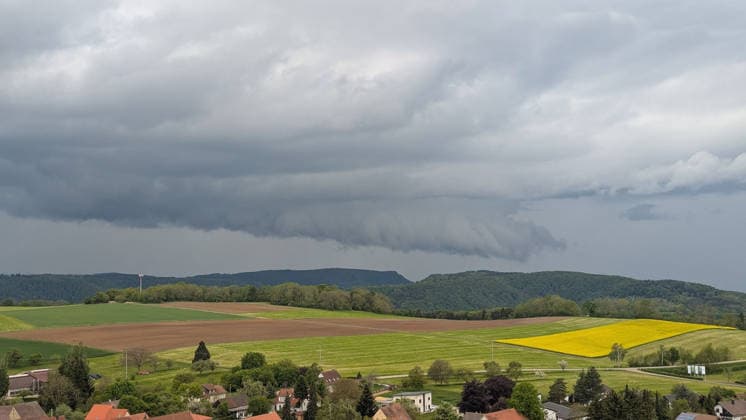 Gewitter, Dunkle Gewitterwolken ziehen über Göppingen auf und tauchen den Himmel in eine dramatische, bedrohliche Stimmung. Göppingen Baden-Württemberg Deutschland Göppingen