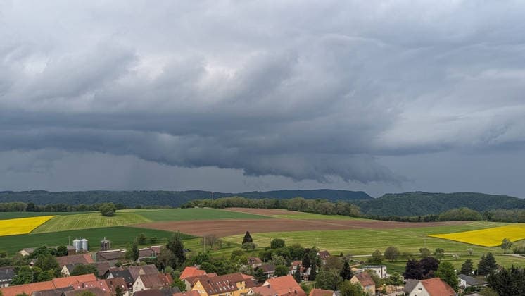 Gewitter, Dunkle Gewitterwolken ziehen über Göppingen auf und tauchen den Himmel in eine dramatische, bedrohliche Stimmung. Göppingen Baden-Württemberg Deutschland Göppingen