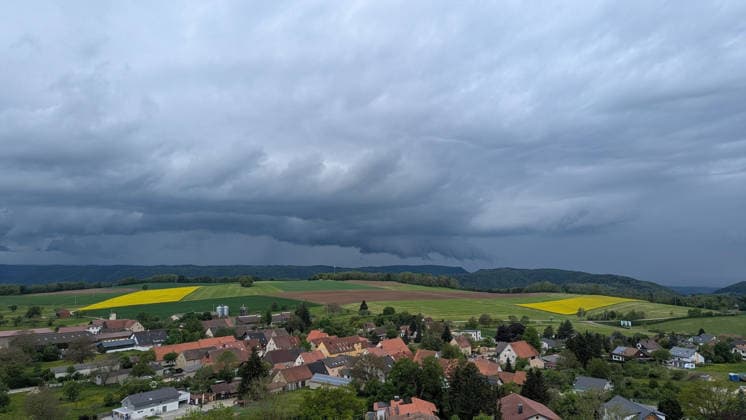 Gewitter, Dunkle Gewitterwolken ziehen über Göppingen auf und tauchen den Himmel in eine dramatische, bedrohliche Stimmung. Göppingen Baden-Württemberg Deutschland Göppingen