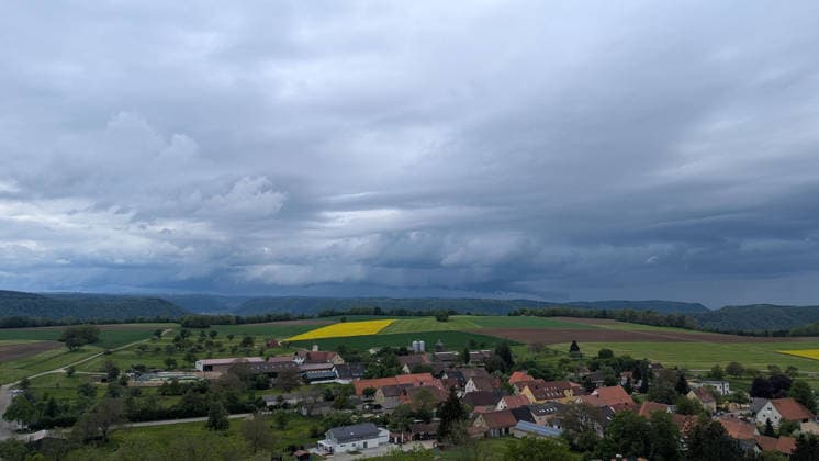 Gewitter, Dunkle Gewitterwolken ziehen über Göppingen auf und tauchen den Himmel in eine dramatische, bedrohliche Stimmung. Göppingen Baden-Württemberg Deutschland Göppingen