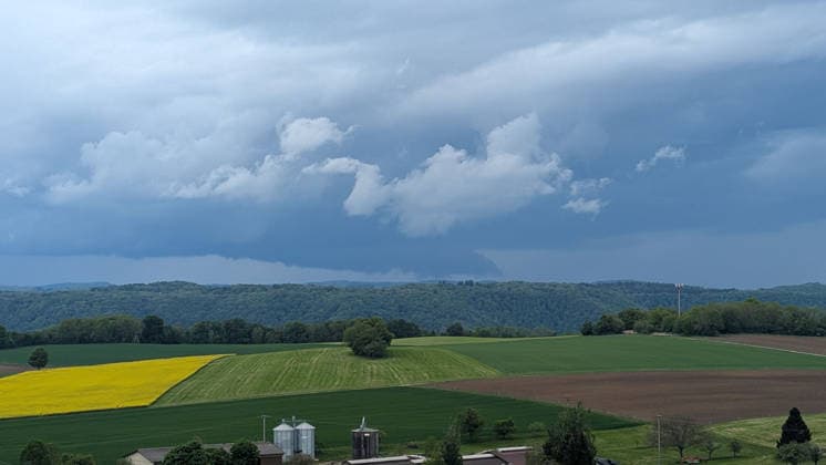 Gewitter, Dunkle Gewitterwolken ziehen über Göppingen auf und tauchen den Himmel in eine dramatische, bedrohliche Stimmung. Göppingen Baden-Württemberg Deutschland Göppingen