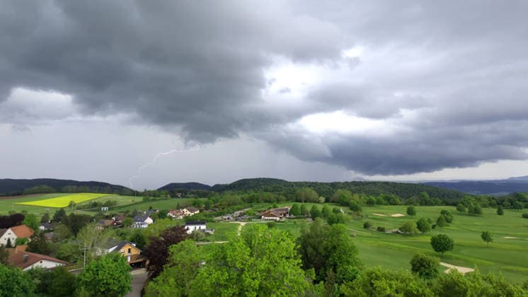 Gewitter, Dunkle Gewitterwolken ziehen über Göppingen auf und tauchen den Himmel in eine dramatische, bedrohliche Stimmung. Göppingen Baden-Württemberg Deutschland Göppingen