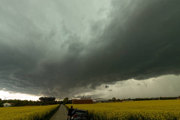 Gewitter in München, Dunkle Gewitterwolken ziehen über dem Großraum München auf und tauchen den Himmel in eine dramatische, bedrohliche Stimmung. München Bayern Deutschland München