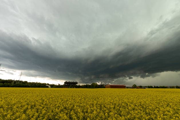 Gewitter in München, Dunkle Gewitterwolken ziehen über dem Großraum München auf und tauchen den Himmel in eine dramatische, bedrohliche Stimmung. München Bayern Deutschland München