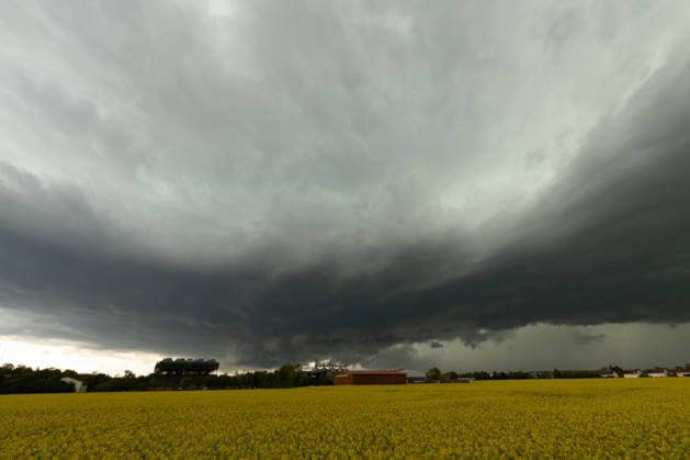 Gewitter in München, Dunkle Gewitterwolken ziehen über dem Großraum München auf und tauchen den Himmel in eine dramatische, bedrohliche Stimmung. München Bayern Deutschland München