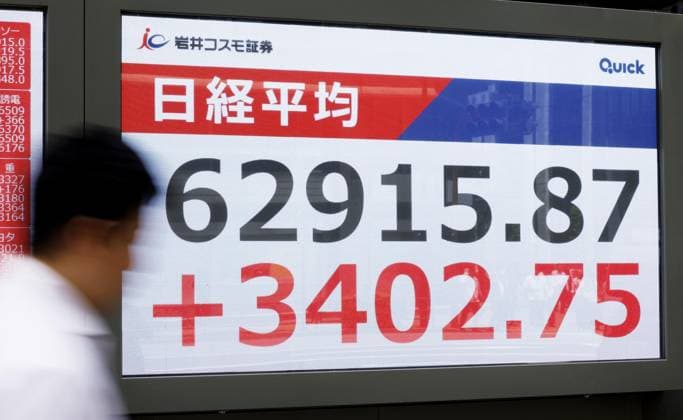 Nikkei hits record intraday high An electronic board in central Tokyo shows the 225-issue Nikkei Stock Average hitting 62,915.87 at the end of morning trading after surging past 62,000 for the first time on May 7, 2026.  A14AA0005514018P