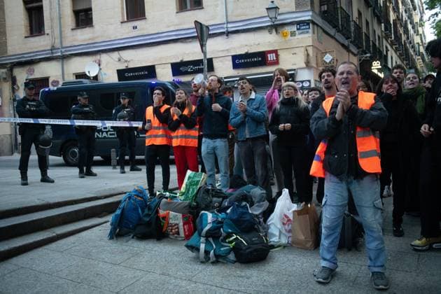 Fifth attempt to evict Mariano Ordaz in Carnero Street Madrid Dozens of people gather to try to prevent the eviction in Carnero Street, on May 7, 2026, in Madrid Spain The apartment is owned by the Venerable Third Order of St. Francis VOT , a religious order which has more than 300 homes in Madrid and is trying to evict a 67-year-old man who has lived in the property all his life The affected person has tried to negotiate a rent that he can pay with his pension but the owner of the property has refused to establish a negotiating table 07 MAY 2026 Fernando Sá Madrid Madrid Spain  Copyright: xFernandoxSanchezx 7504745