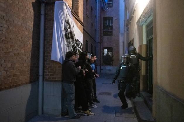 Fifth attempt to evict Mariano Ordaz in Carnero Street Madrid National Police officers go to Carnero Street to start the eviction, on May 7, 2026, in Madrid Spain The apartment is owned by the Venerable Third Order of St. Francis VOT , a religious order which has more than 300 homes in Madrid and which intends to evict a 67-year-old man who has been living in the property all his life The affected person has tried to negotiate a rent which he can pay with his pension but the owner of the property has refused to establish a negotiating table 07 MAY 2026 Fernando Sá Madrid Madrid Spain  Copyright: xFernandoxSanchezx 7504756