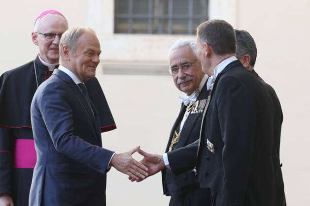 Vatican City, May 7, 2026: Polish President Donald Tusk arrives in the San Damaso Courtyard of the Vatican City for the official meeting with Pope Leo XIV, to be held on May 7, 2026. The welcome in the heart of the Apostolic Palace marks an important moment of diplomatic and institutional dialogue between the Holy See and Poland, with particular attention to the themes of international cooperation, peace in Europe, humanitarian values, and the role of the Church in the contemporary geopolitical context. The visit is taking place according to traditional Vatican protocol, including security measures, the presence of official delegations, and international media coverage. Copyright: xmarcoxiacobuccix xipa-agency.netx xmarcoxiacobuccix IPA_Agency_IPA74483256