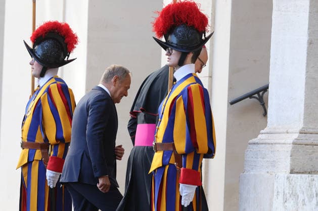 Vatican City, May 7, 2026: Polish President Donald Tusk arrives in the San Damaso Courtyard of the Vatican City for the official meeting with Pope Leo XIV, to be held on May 7, 2026. The welcome in the heart of the Apostolic Palace marks an important moment of diplomatic and institutional dialogue between the Holy See and Poland, with particular attention to the themes of international cooperation, peace in Europe, humanitarian values, and the role of the Church in the contemporary geopolitical context. The visit is taking place according to traditional Vatican protocol, including security measures, the presence of official delegations, and international media coverage. Copyright: xmarcoxiacobuccix xipa-agency.netx xmarcoxiacobuccix IPA_Agency_IPA74483273