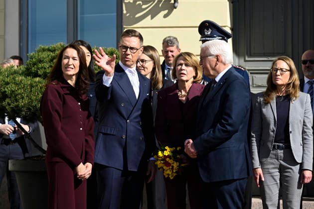 President of the Republic of Finland Alexander Stubb and his spouse Mrs Suzanne Innes-Stubb (L) welcome Mr Frank-Walter Steinmeier, President of the Federal Republic of Germany and Mrs Elke Büdenbender at the Courtyard of the Presidential Palace in Helsinki, Finland on May 7, 2026. - HEIKKI SAUKKOMAA Helsinki Finland  Copyright: xHeikkixSaukkomaax maFoqcGhlok