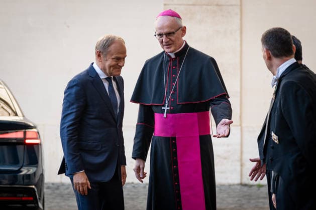 Prime Minister of the Republic of Poland, Donald Tusk, arrives in the St. Damasus courtyard before the audience with Pope Francis at the Apostolic Palace, Vatican City, Vatican, on 07 May 2026. Prime Minister of the Republic of Poland, Donald Tusk, arrives in the St. Damasus courtyard and is welcomed by Archbishop Petar RajiÄ, the new Prefect of the Papal Household, before the audience with Pope Francis at the Apostolic Palace, Vatican City, Vatican, on 07 May 2026., Credit:Stefano Costantino TTL Avalon Vatican, Vatican City Copyright: xStefanoxCostantinoxTTLx xAvalonx 1097030473