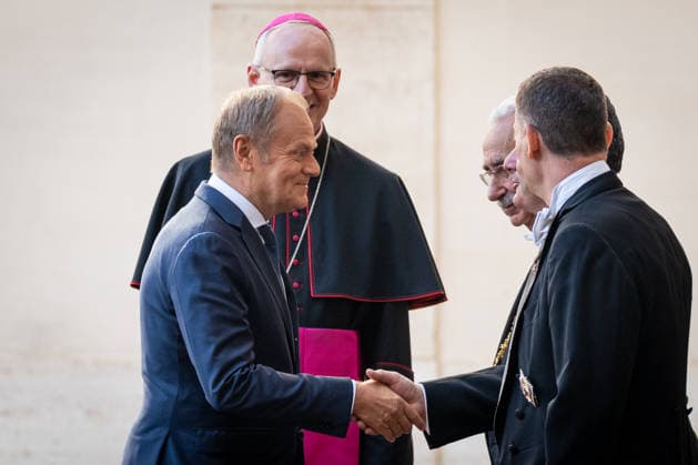 Prime Minister of the Republic of Poland, Donald Tusk, arrives in the St. Damasus courtyard before the audience with Pope Francis at the Apostolic Palace, Vatican City, Vatican, on 07 May 2026. Prime Minister of the Republic of Poland, Donald Tusk, arrives in the St. Damasus courtyard and is welcomed by Archbishop Petar RajiÄ, the new Prefect of the Papal Household, before the audience with Pope Francis at the Apostolic Palace, Vatican City, Vatican, on 07 May 2026., Credit:Stefano Costantino TTL Avalon Vatican, Vatican City Copyright: xStefanoxCostantinoxTTLx xAvalonx 1097030508