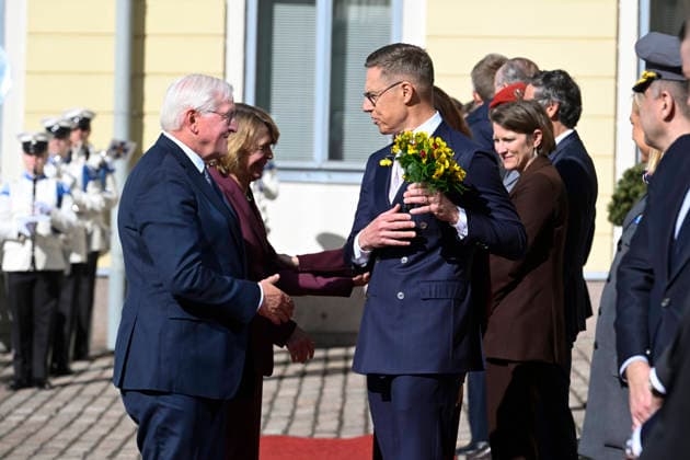 LKS 20260507 President of the Republic of Finland Alexander Stubb joke with a bouquet meant for Mrs Elke Büdenbender with Mr Frank-Walter Steinmeier, President of the Federal Republic of Germany during the welcoming ceremony at the Courtyard of the Presidential Palace during welcoming ceremony in Helsinki, Finland on May 7, 2026. - HEIKKI SAUKKOMAA Helsinki Finland  Copyright: xHeikkixSaukkomaax n1c_yem7Ts8