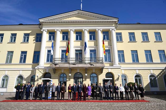 President of the Republic of Finland Alexander Stubb and his spouse Mrs Suzanne Innes-Stubb and Finnish Minister for European Affairs and Ownership Steering Joakim Strand and Finnish Foreign Minister Elina Valtonen welcome Mr Frank-Walter Steinmeier, President of the Federal Republic of Germany and Mrs Elke Büdenbender pose at the Courtyard of the Presidential Palace during welcoming ceremony in Helsinki, Finland on May 7, 2026. - HEIKKI SAUKKOMAA Helsinki Finland  Copyright: xHeikkixSaukkomaax cs9sV8320c4