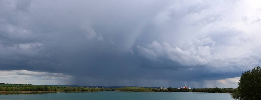 Gewitterwolken 06.05.2026, Erfurt, Gewitterwolken dunkle Wolken am Himmel ueber Erfurt, Blick ueber die Erfurter Seenplatte Schwerborner See