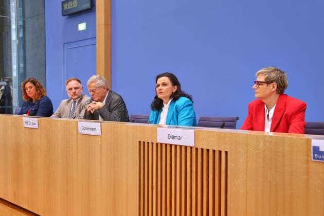 Berlin, Deutschland, 07.05.2026: Bundespressekonferenz: Paradigmenwechsel in der Organspende - Widerspruchsregelung jetzt!: Julia-Christina Stange (Linke), Peter Aumer (CSU), Armin Grau (Grüne), Gitta Connemann (CDU), Sabine Dittmar (SPD) Copyright: xdtsxNachrichtenagenturx dts_118055