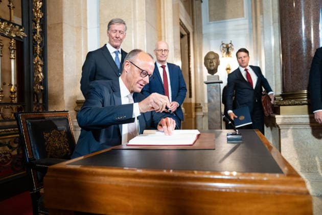 Friedrich Merz, Bundeskanzler, bei seiner Ankunft und Eintragung in das Goldene Buch des Übersee-Clubs, mit Peter Tschentscher, Erster Bürgermeister, und Harald Vogelsang, Präsident Übersee-Club und Vorstandsvorsitzender Hamburger Sparkasse;76. Großer Übersee-Tag in Hamburg, April 2026 Festakt im Hamburger Rathaus, Hamburg Hamburg Deutschland Rathaus