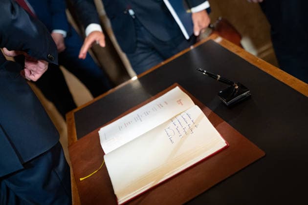 Friedrich Merz, Bundeskanzler, bei seiner Ankunft und Eintragung in das Goldene Buch des Übersee-Clubs, mit Peter Tschentscher, Erster Bürgermeister, und Harald Vogelsang, Präsident Übersee-Club und Vorstandsvorsitzender Hamburger Sparkasse;76. Großer Übersee-Tag in Hamburg, April 2026 Festakt im Hamburger Rathaus, Hamburg Hamburg Deutschland Rathaus