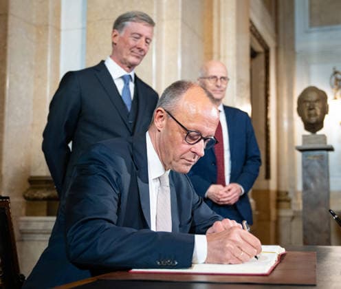 Friedrich Merz, Bundeskanzler, bei seiner Ankunft und Eintragung in das Goldene Buch des Übersee-Clubs, mit Peter Tschentscher, Erster Bürgermeister, und Harald Vogelsang, Präsident Übersee-Club und Vorstandsvorsitzender Hamburger Sparkasse;76. Großer Übersee-Tag in Hamburg, April 2026 Festakt im Hamburger Rathaus, Hamburg Hamburg Deutschland Rathaus